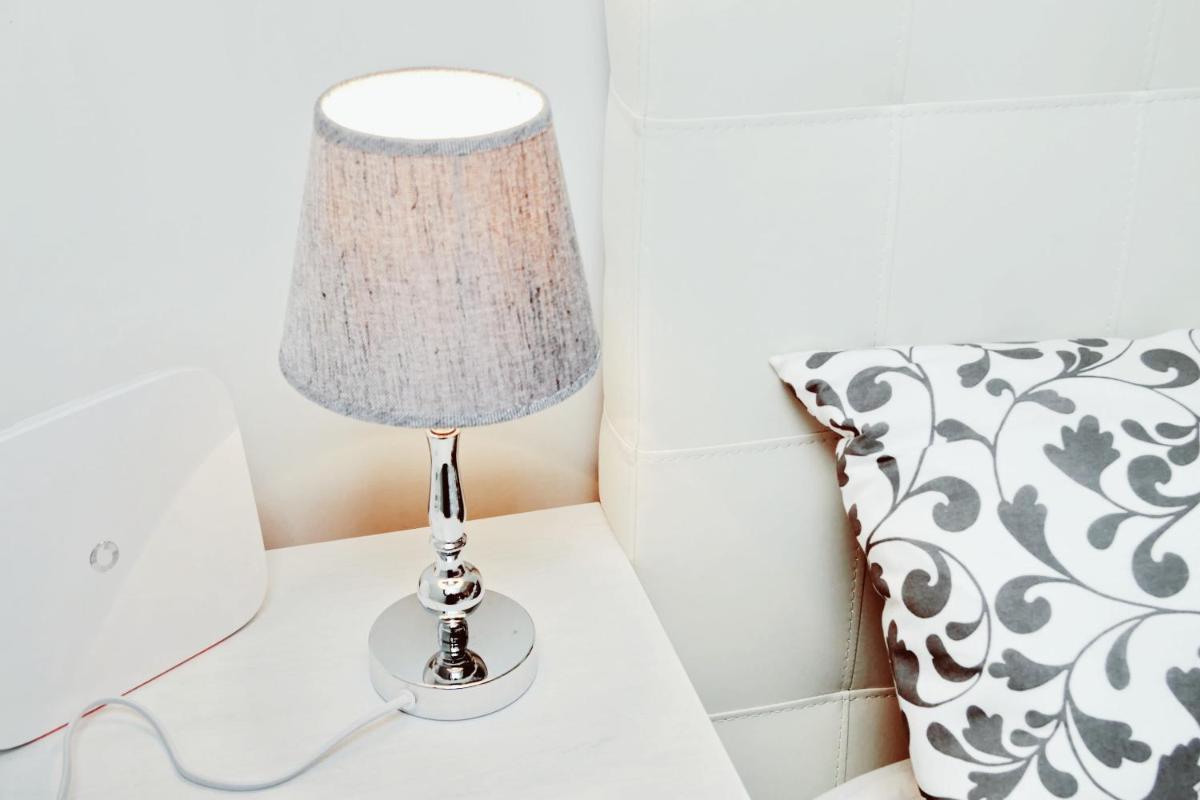 BBHOME Trastevere station white chic apartment - Housity