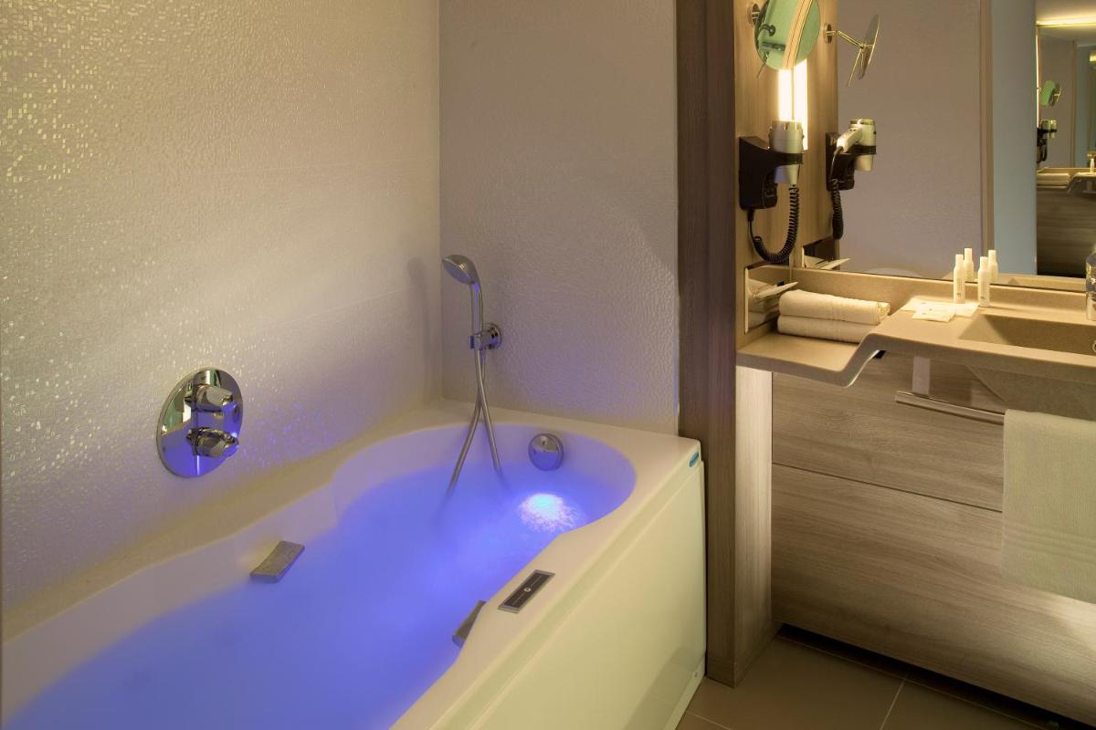 Salle de bains dans l'établissement Oceania Clermont Ferrand