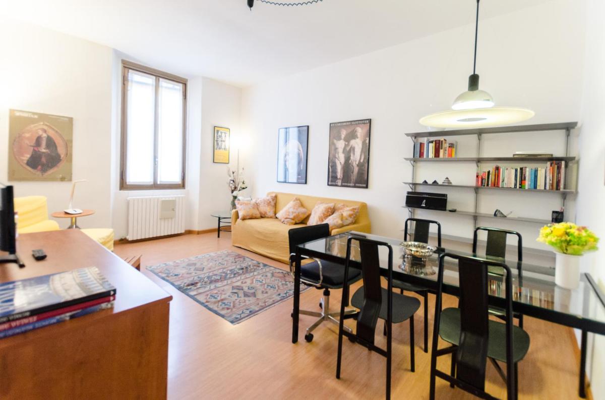 Roomy Central Apartment - Housity