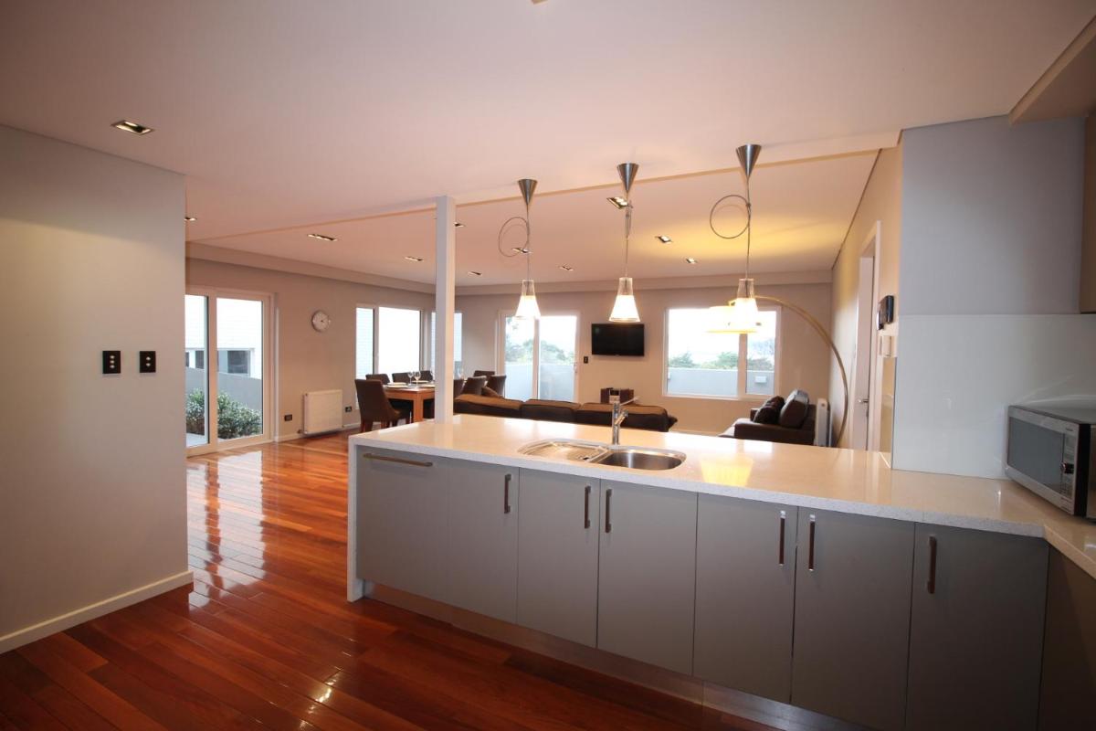 Sunny 3 Bedroom Apartment in Sandy Bay - Housity