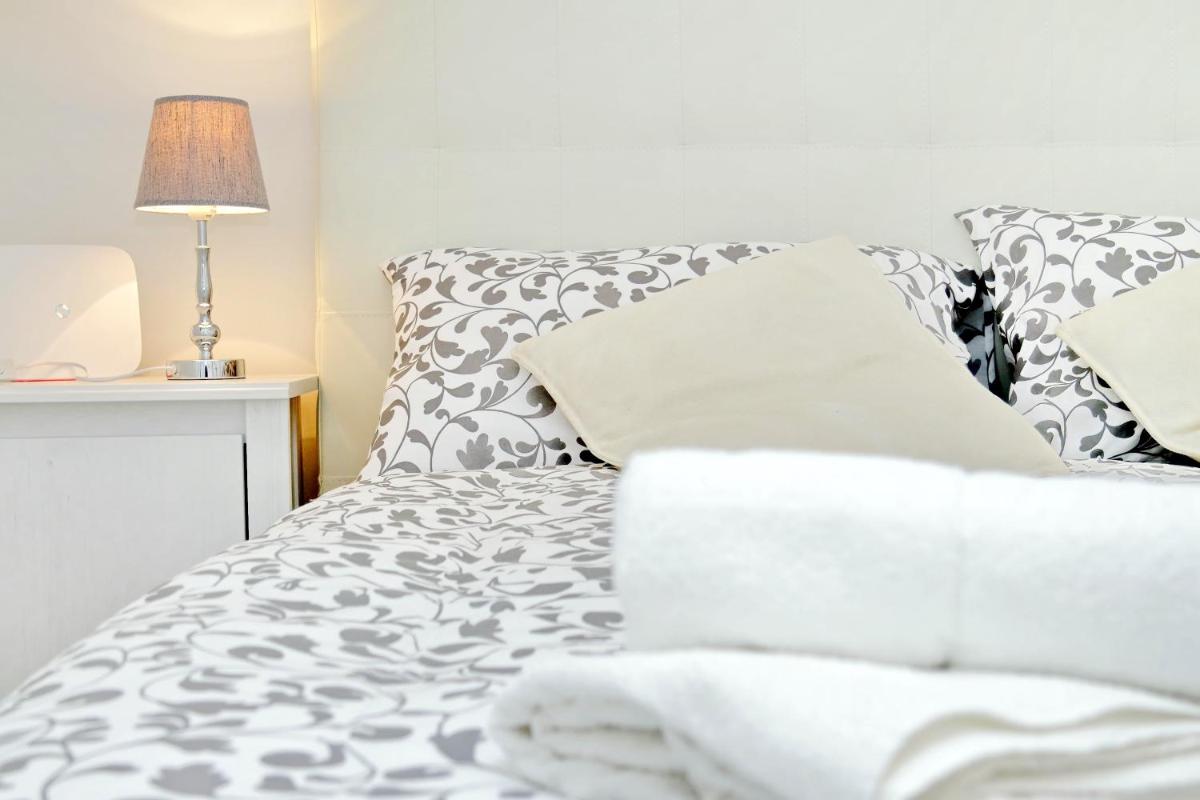 BBHOME Trastevere station white chic apartment - Housity