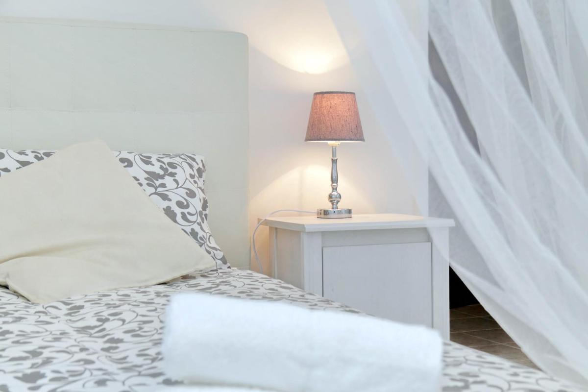 BBHOME Trastevere station white chic apartment - Housity