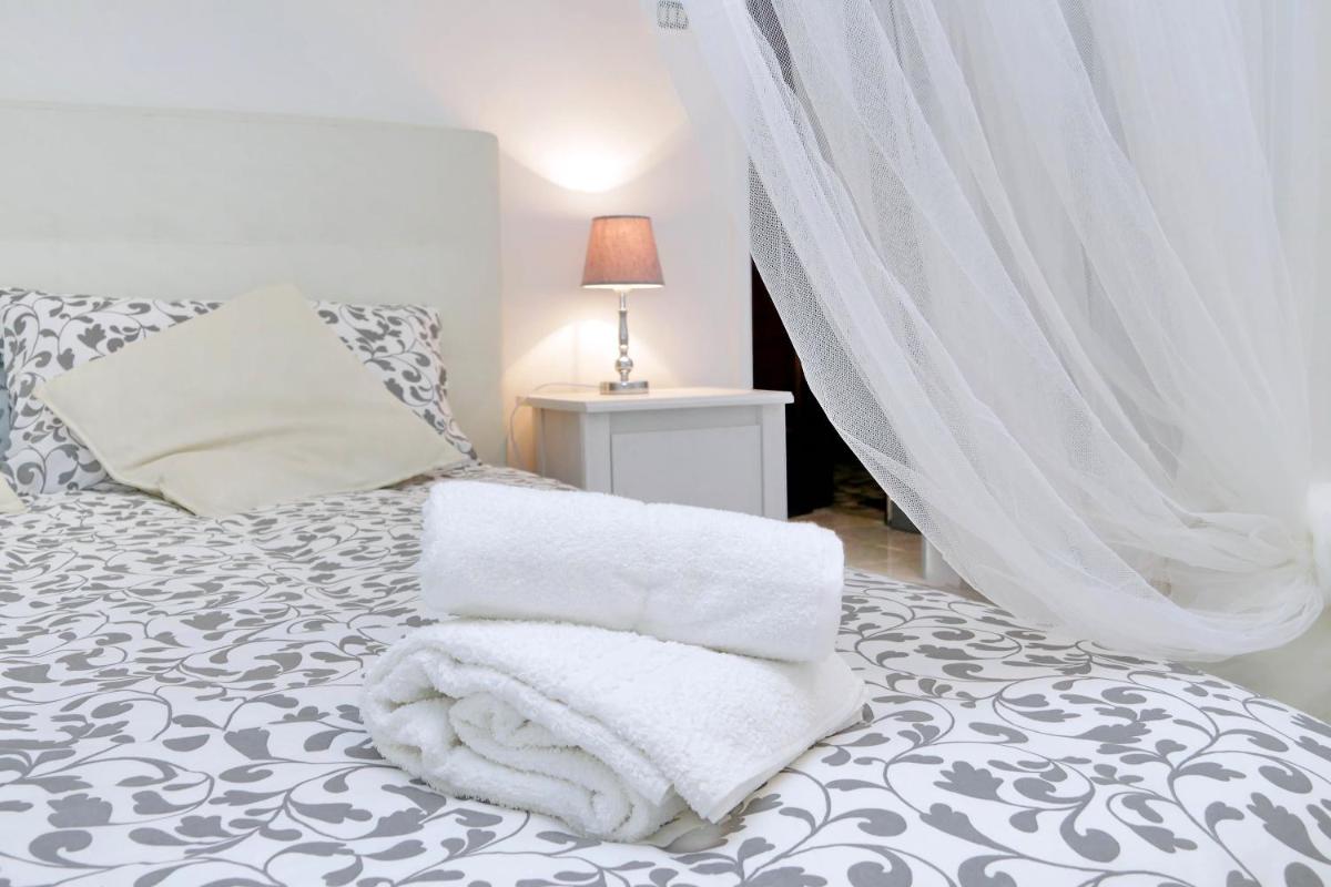 BBHOME Trastevere station white chic apartment - Housity