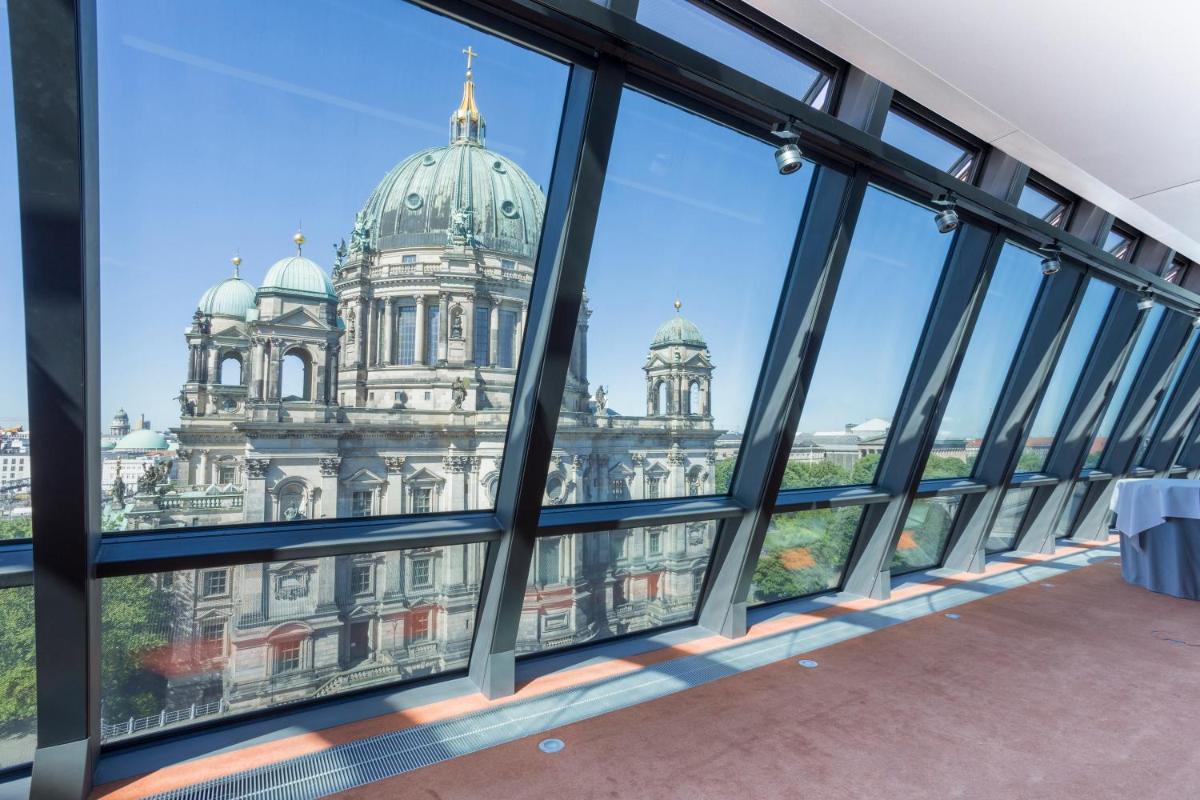 Ein Balkon oder eine Terrasse in der Unterkunft Radisson Collection Hotel, Berlin