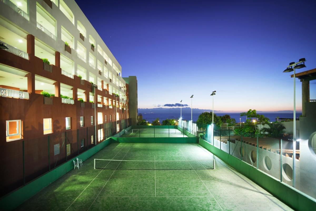 Instalaciones para jugar a tenis o squash en Adrián Hoteles Roca Nivaria o alrededores