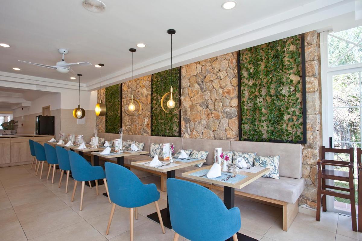 Un restaurante o sitio para comer en Bahía de Alcudia Hotel & Spa