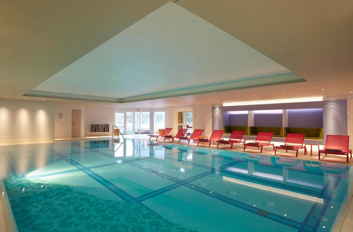 Der Swimmingpool an oder in der Nähe von Aalernhüs hotel & spa