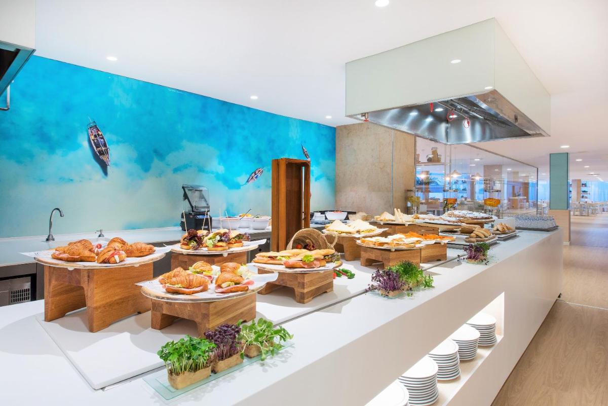 Comida en o cerca de este hotel
