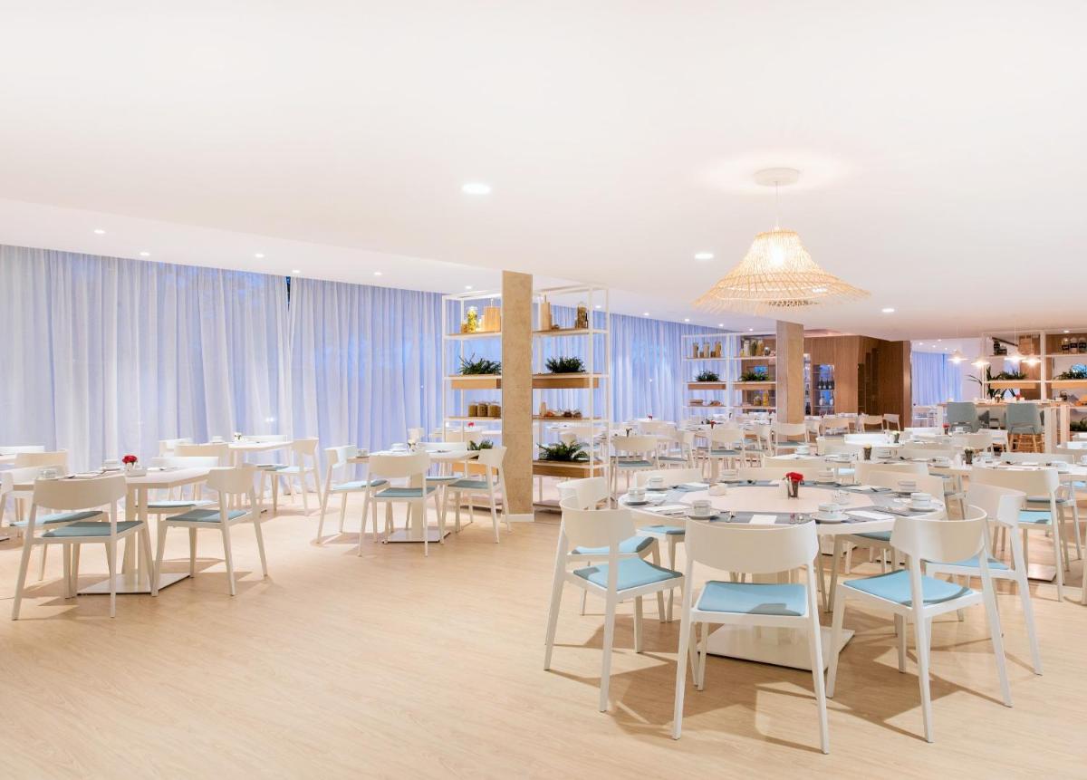 Un restaurante o sitio para comer en Iberostar Waves Playa de Muro