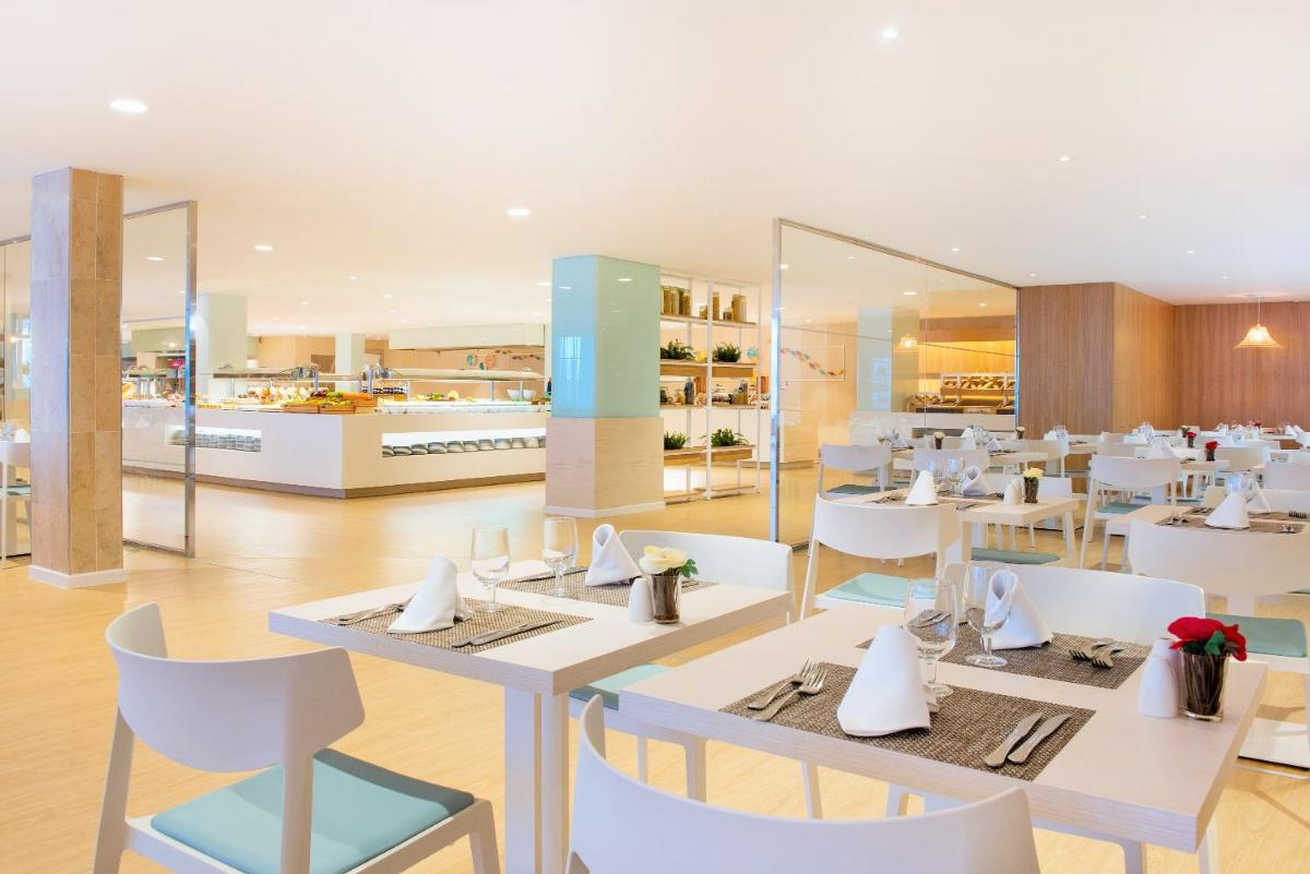 Un restaurante o sitio para comer en Iberostar Waves Playa de Muro