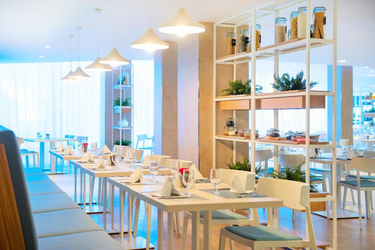 Un restaurante o sitio para comer en Iberostar Waves Playa de Muro