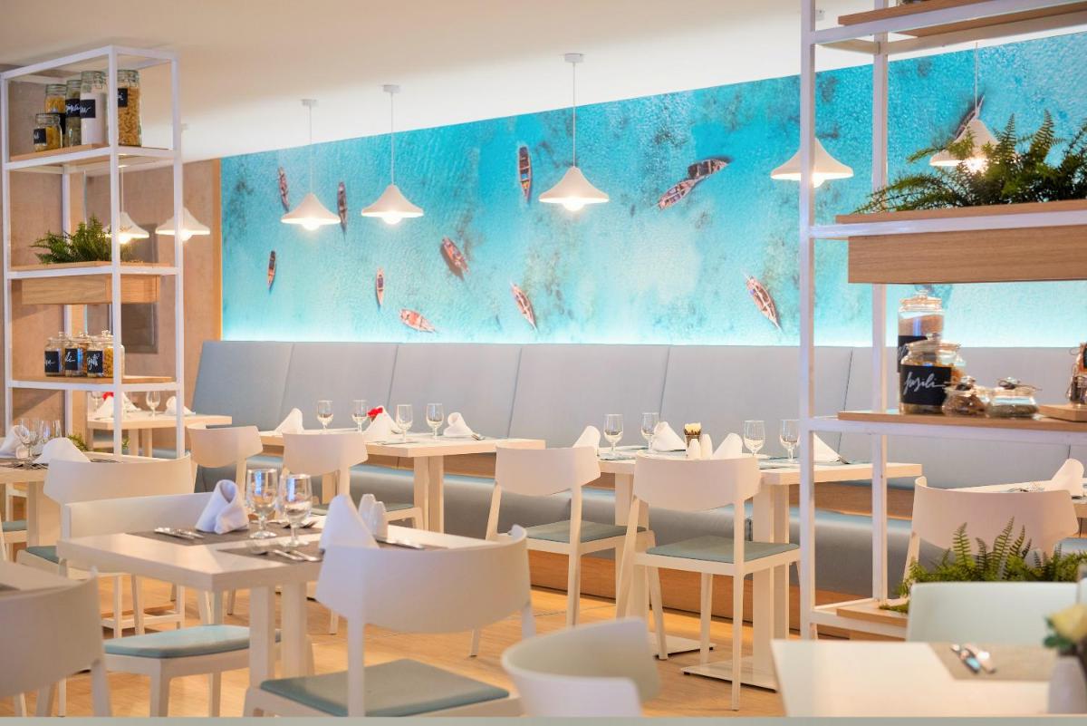 Un restaurante o sitio para comer en Iberostar Waves Playa de Muro