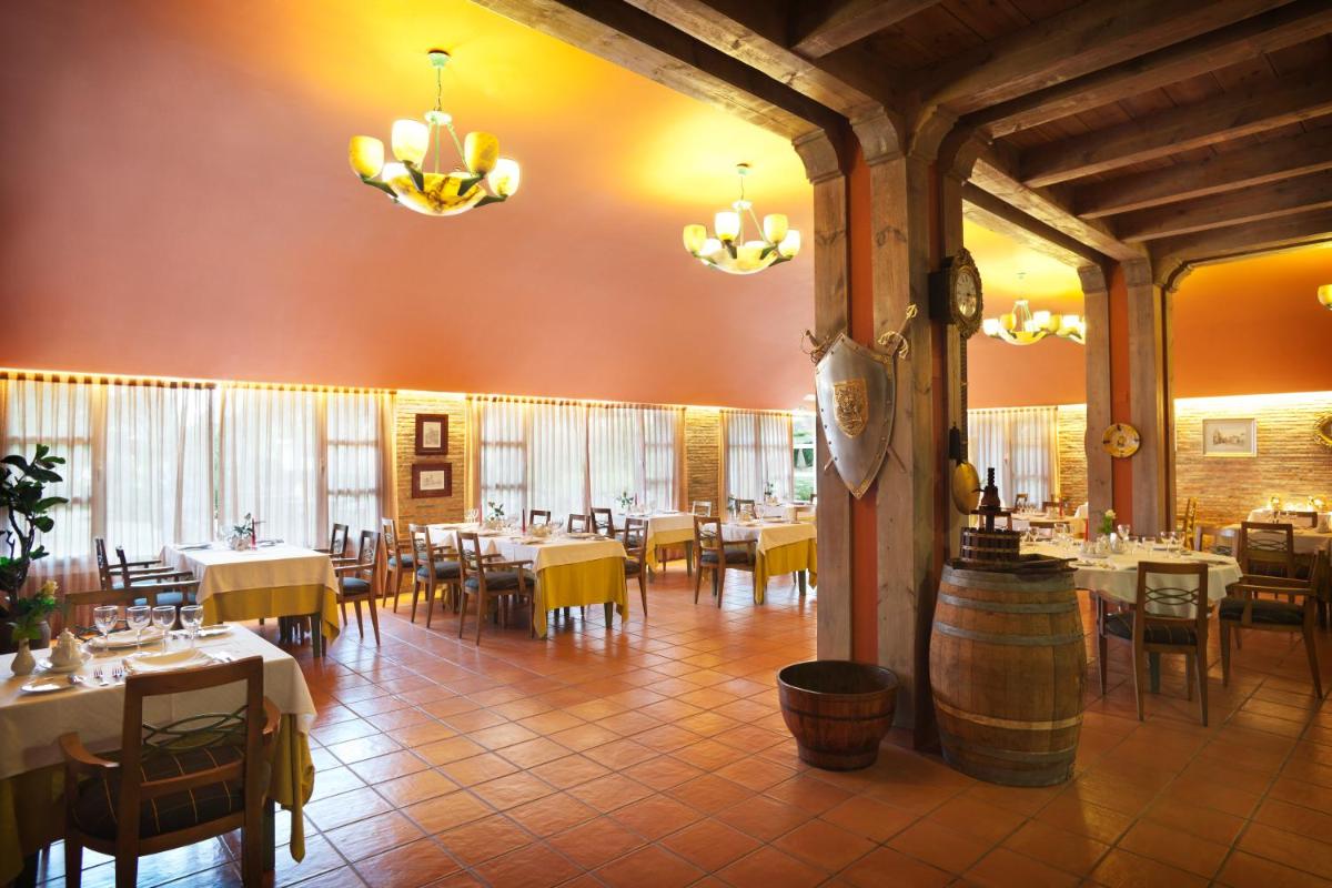 Un restaurante o sitio para comer en Adrián Hoteles Roca Nivaria