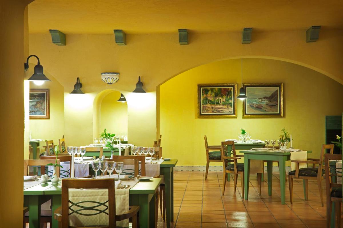 Un restaurante o sitio para comer en Adrián Hoteles Roca Nivaria