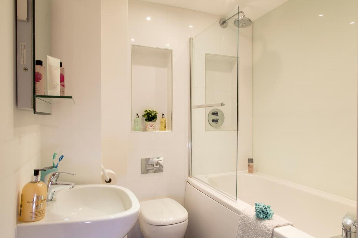 Finchley Central - Luxury 2 bed ground floor apartment - Housity
