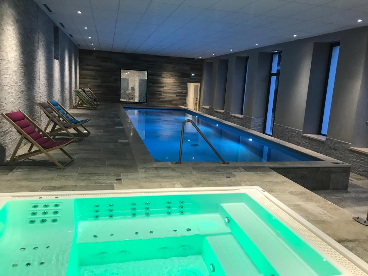 Piscine de l'établissement La Cachette ou située à proximité