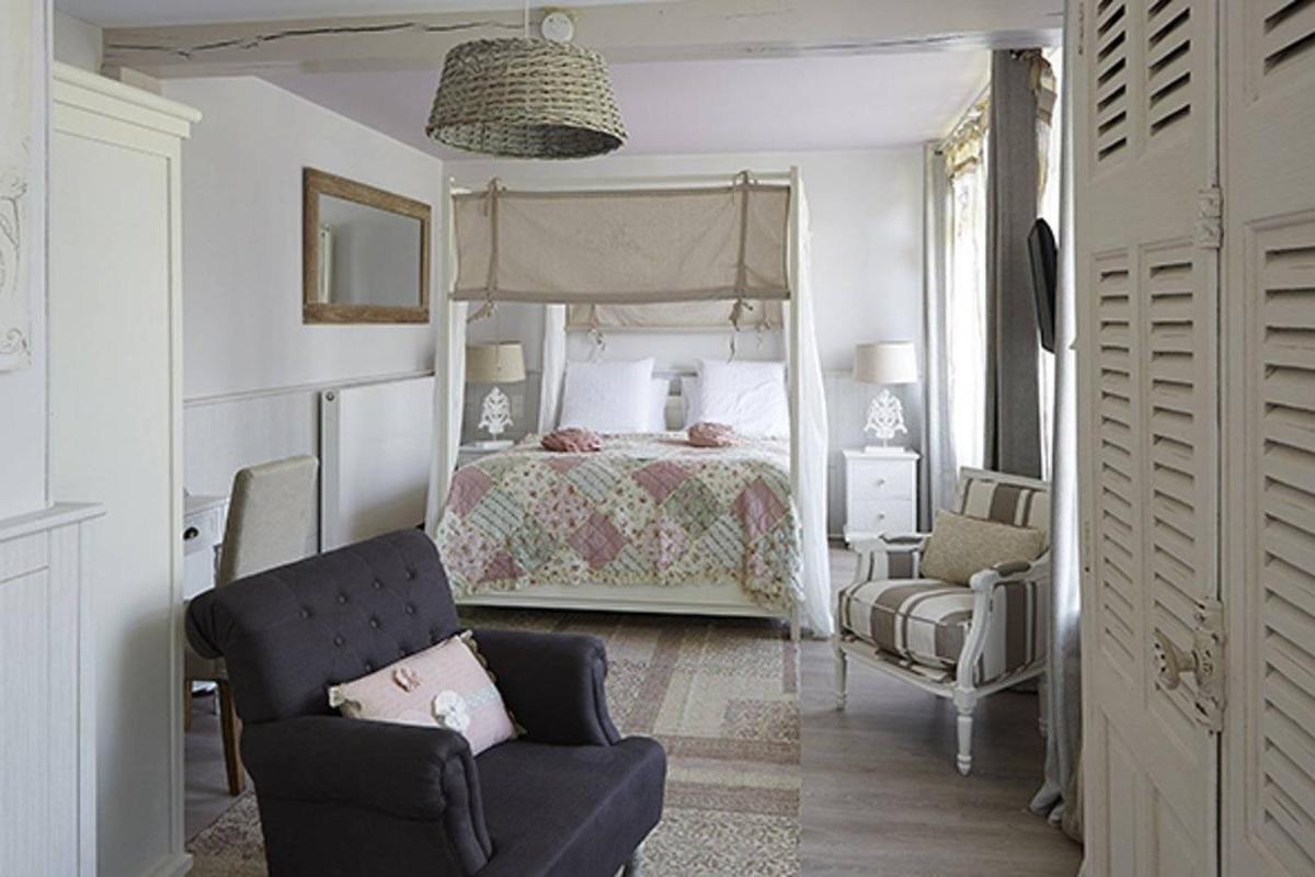 Un ou plusieurs lits dans un hébergement de l'établissement The Originals Hôtel Le Cise Restaurant Chambres et Suites