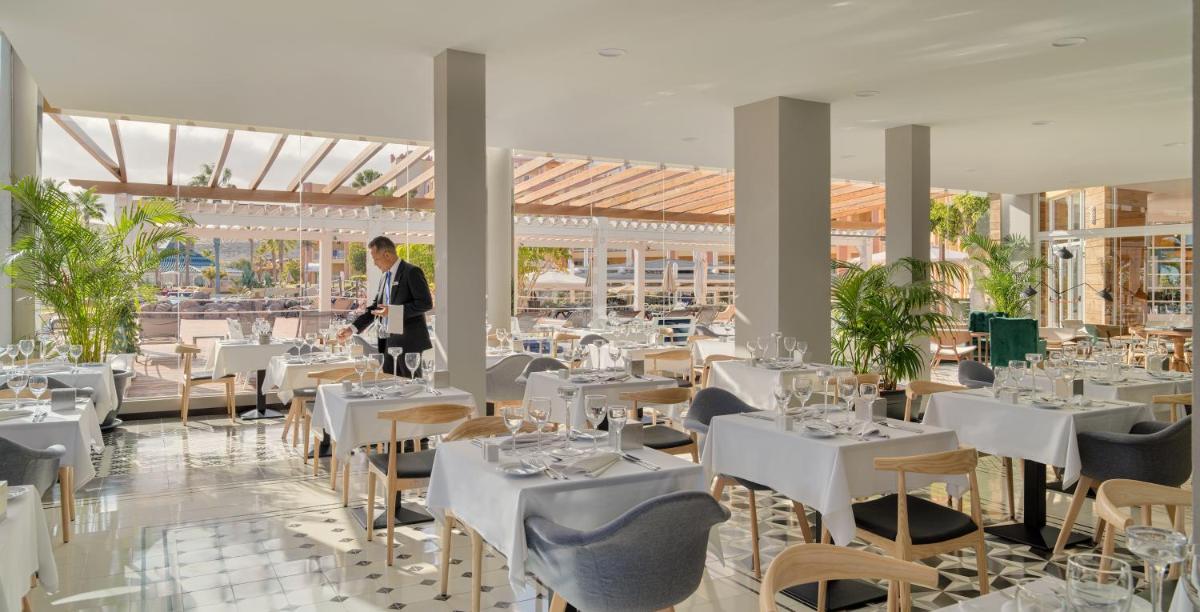 Un restaurante o sitio para comer en H10 Playa Esmeralda - Adults Only