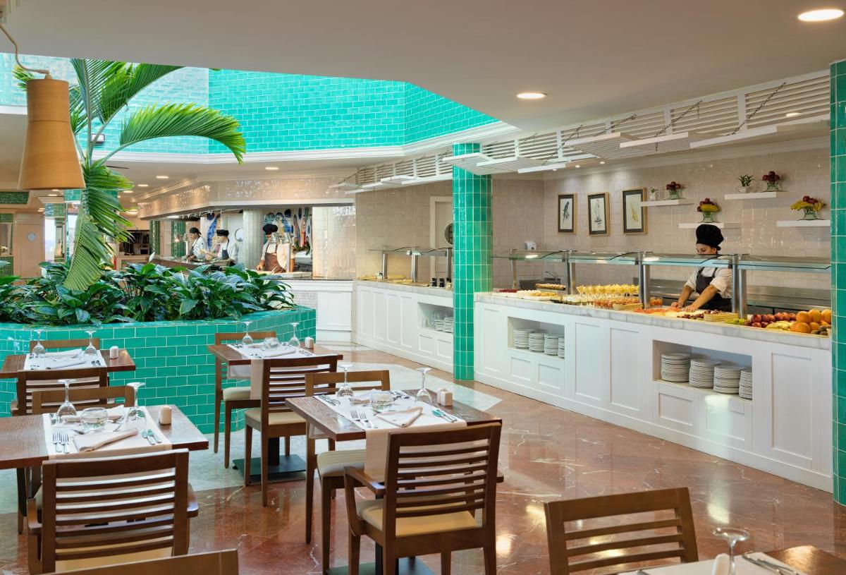 Comida en o cerca de este hotel