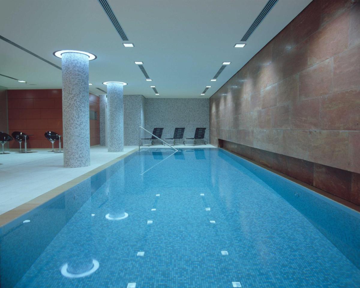 Der Swimmingpool an oder in der Nähe von Radisson Collection Hotel, Berlin