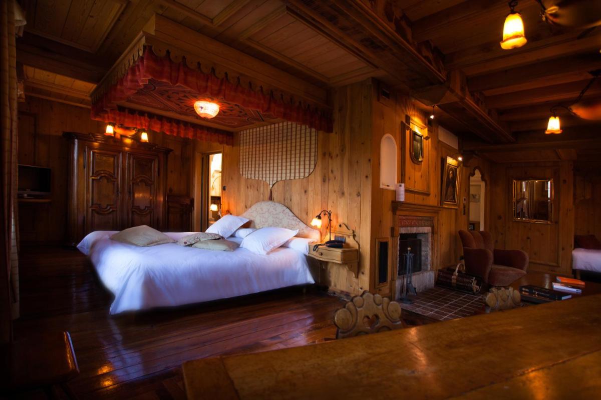 Un ou plusieurs lits dans un hébergement de l'établissement Les Violettes Hotel & Spa