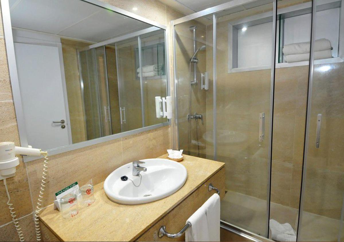 Un baño de Paradise Park Fun Lifestyle Hotel