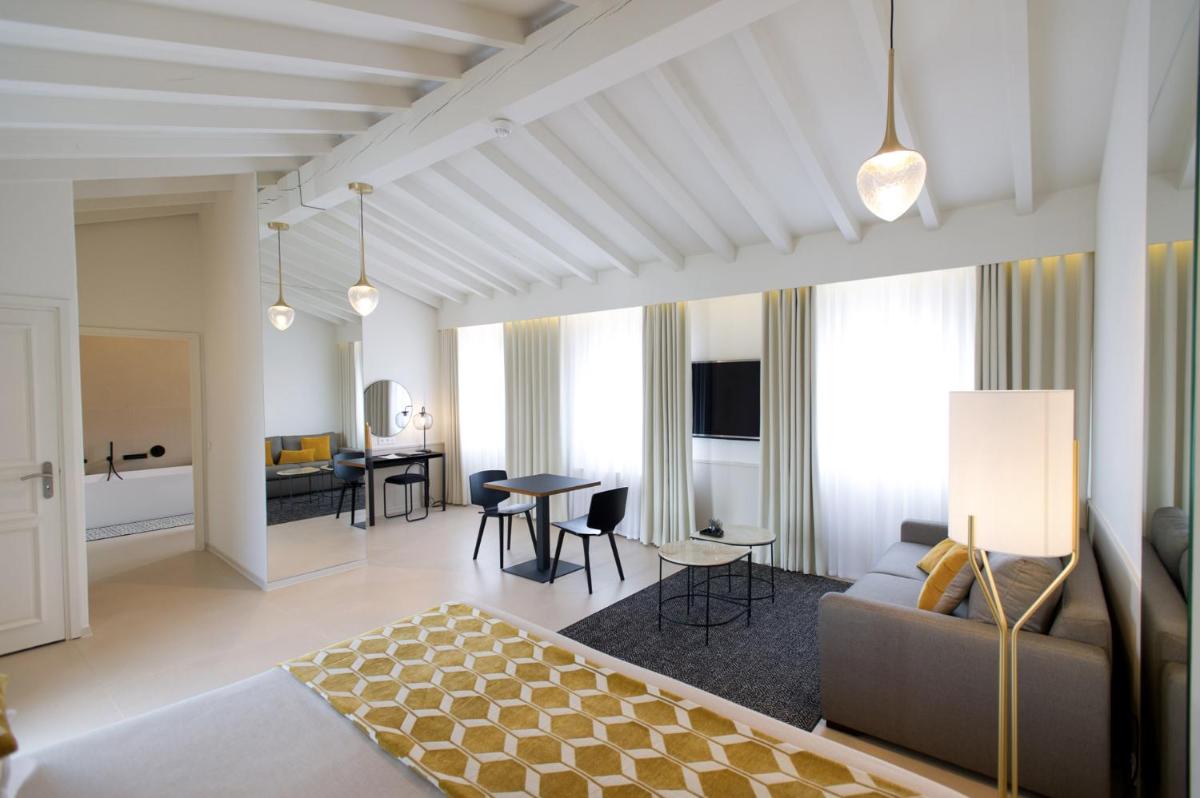 un salon avec un canapé et une table dans l'établissement Hotel Spa Genovese, à Bonifacio