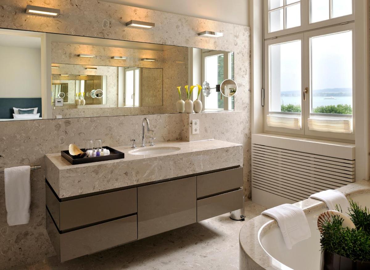Ein Badezimmer in der Unterkunft RIVA - Das Hotel am Bodensee