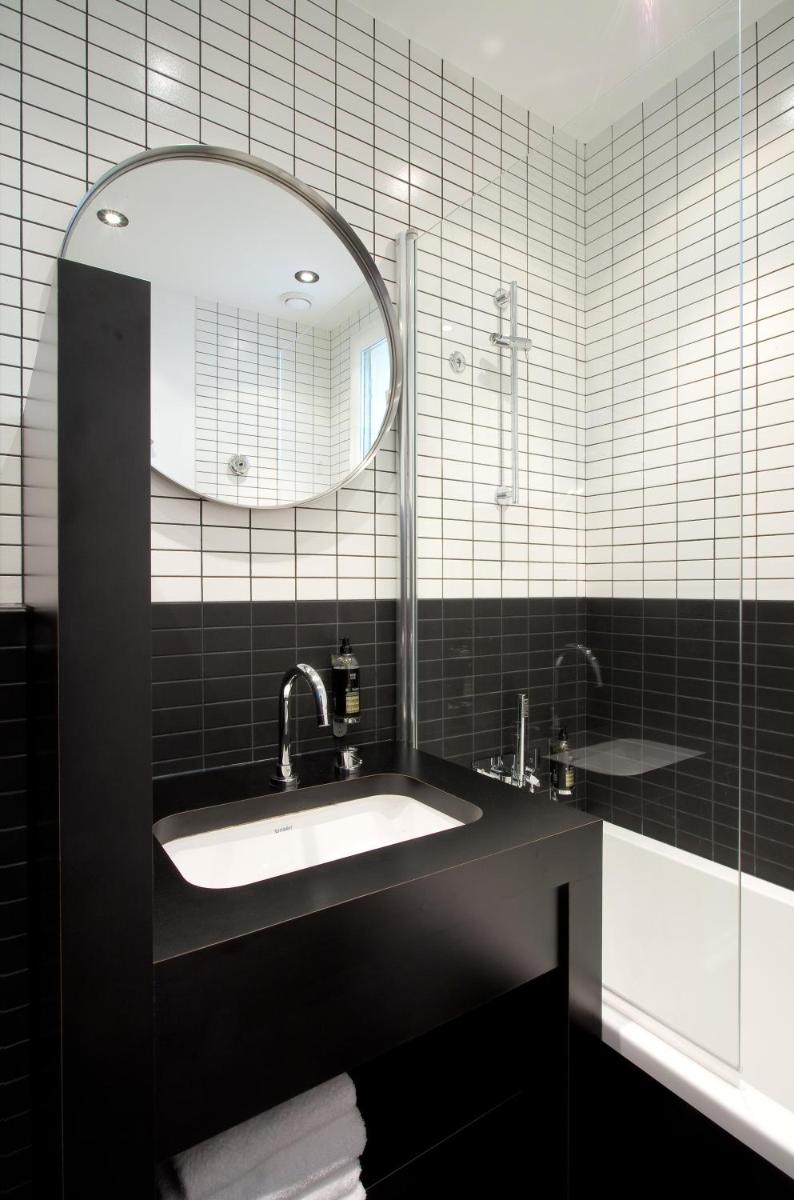 Salle de bains dans l'établissement Hôtel Montmorency & Spa