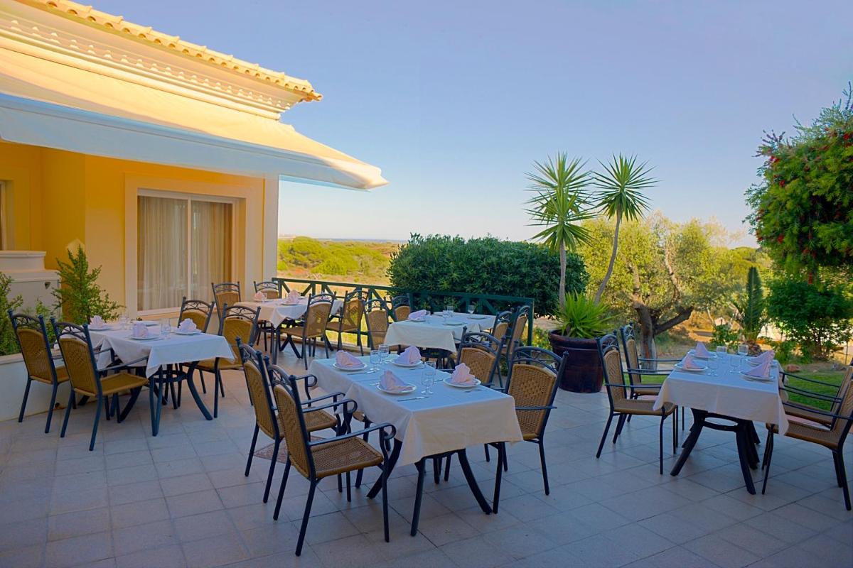 Um restaurante ou outro lugar para comer em AP Adriana Beach Resort