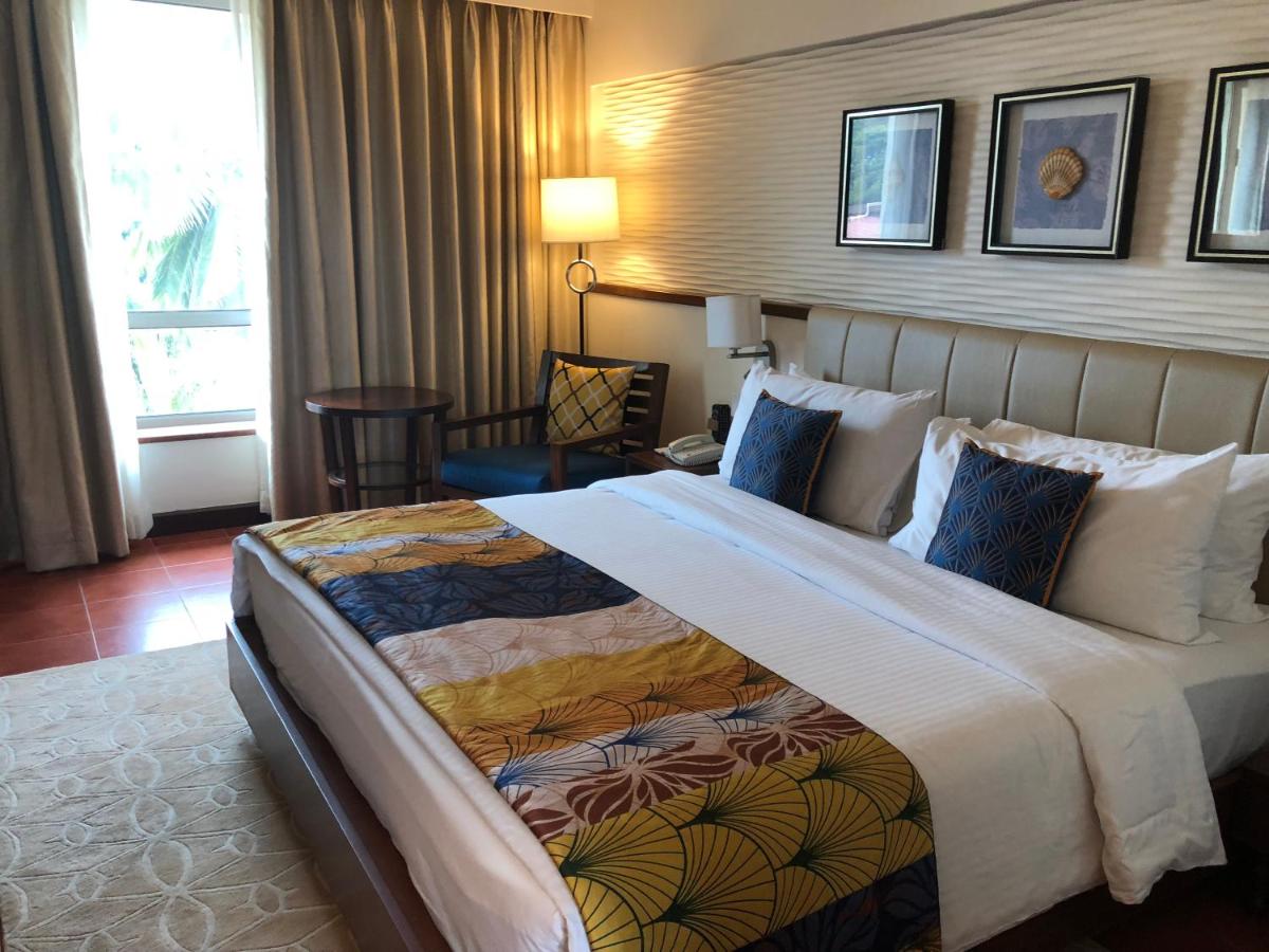 a bedroom with a large bed in a hotel room at Fortune Miramar, Goa - Member ITC Hotels' Group in Panaji a bedroom with a large bed in a hotel room at Fortune Miramar, Goa - Member ITC Hotels' Group in Panaji