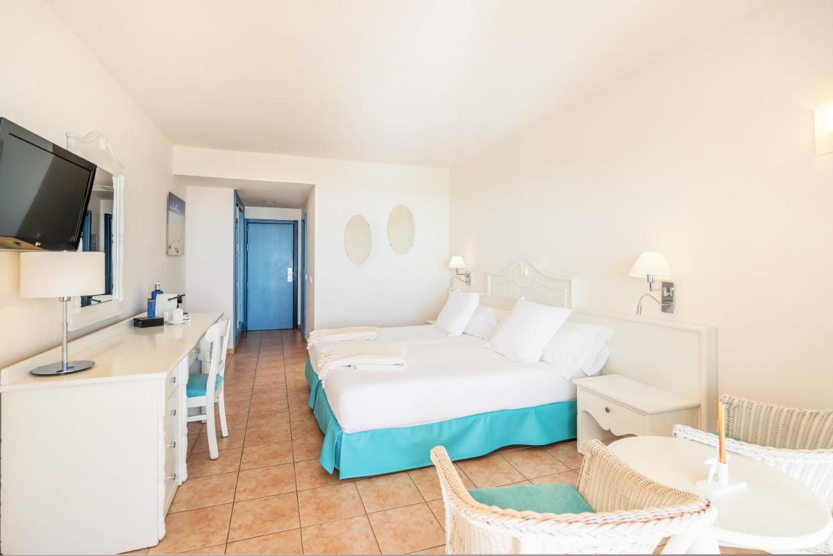Una televisión o centro de entretenimiento en Iberostar Waves Playa Gaviotas All Inclusive