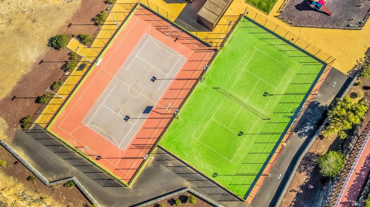 Instalaciones para jugar a tenis o squash en Iberostar Waves Playa Gaviotas All Inclusive o alrededores