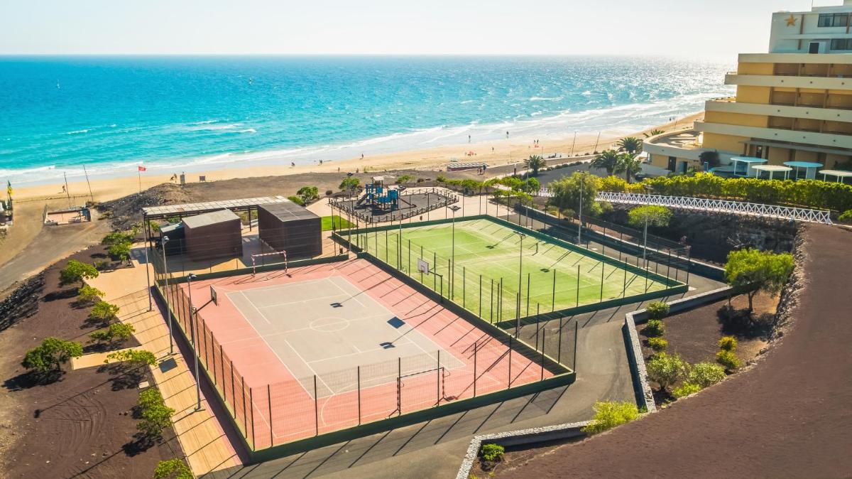 Instalaciones para jugar a tenis o squash en Iberostar Waves Playa Gaviotas All Inclusive o alrededores