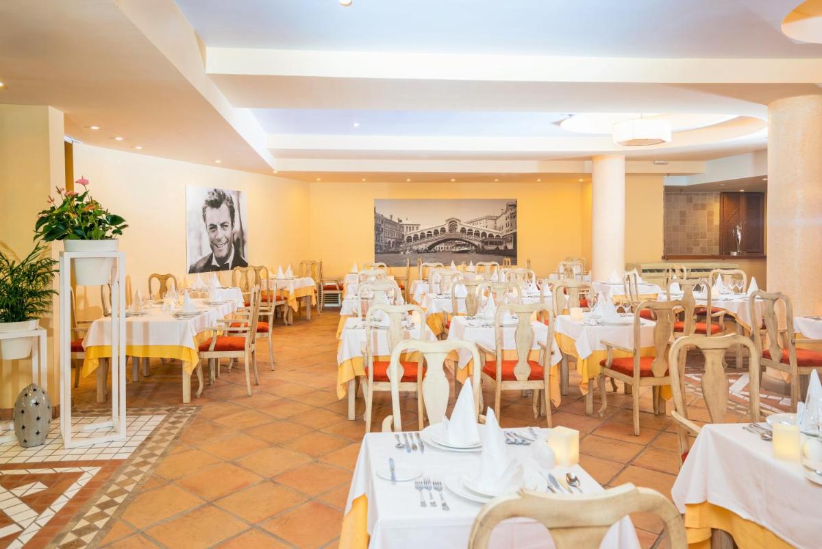 Un restaurante o sitio para comer en Iberostar Waves Playa Gaviotas All Inclusive