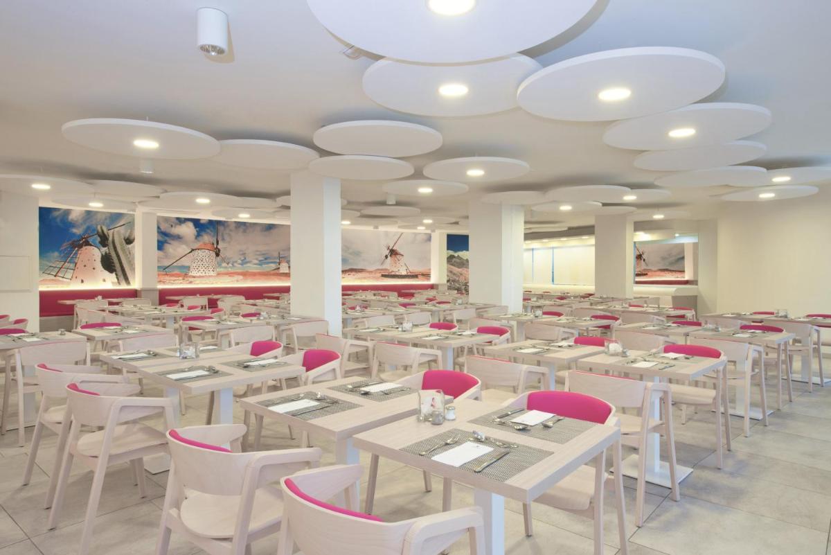 Un restaurante o sitio para comer en Iberostar Waves Playa Gaviotas All Inclusive