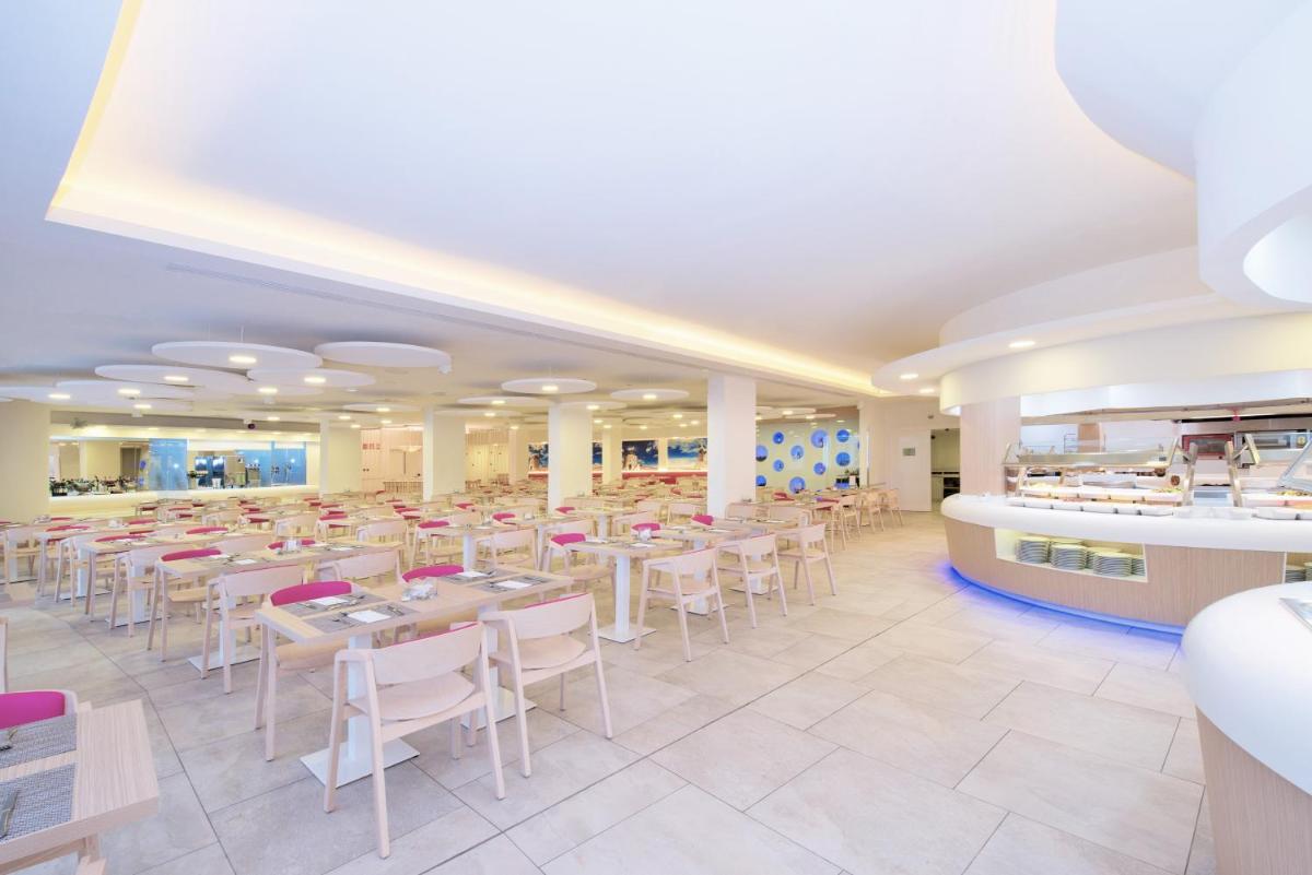 Un restaurante o sitio para comer en Iberostar Waves Playa Gaviotas All Inclusive