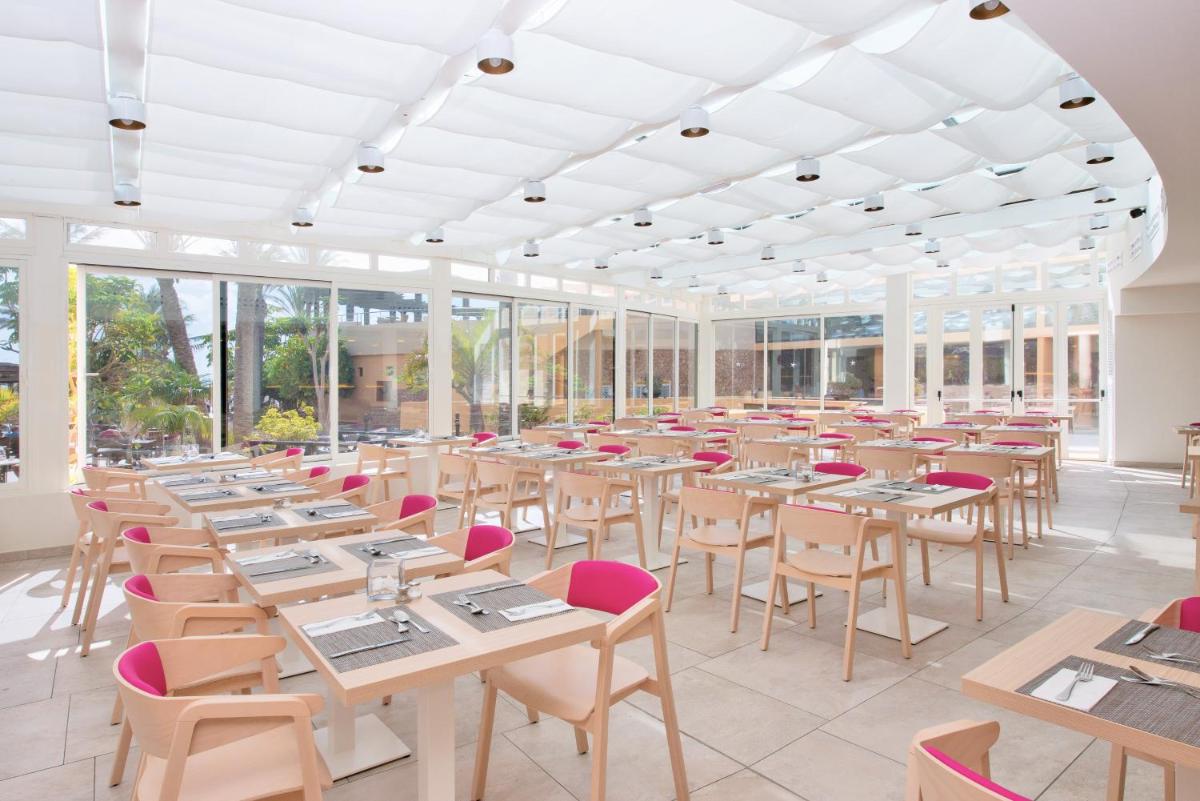 Un restaurante o sitio para comer en Iberostar Waves Playa Gaviotas All Inclusive