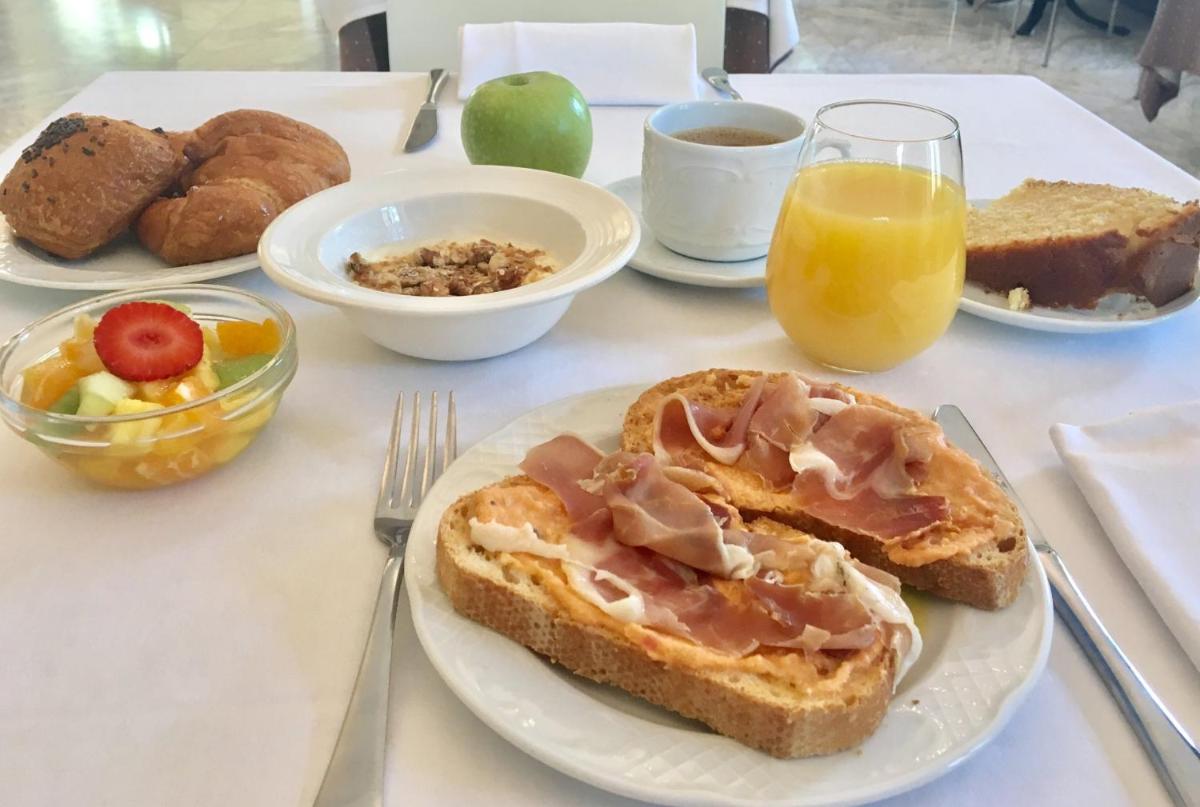 Comida en o cerca de este hotel