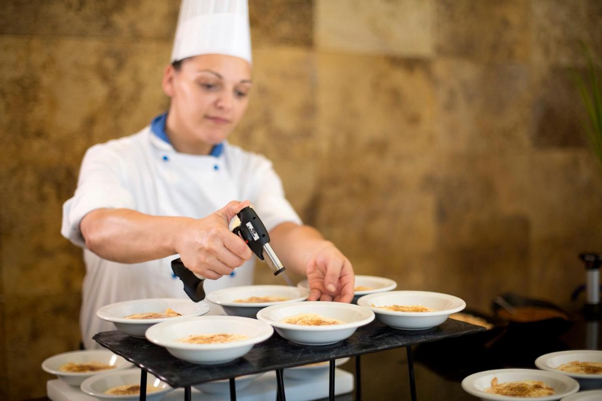 Comida en o cerca de este hotel