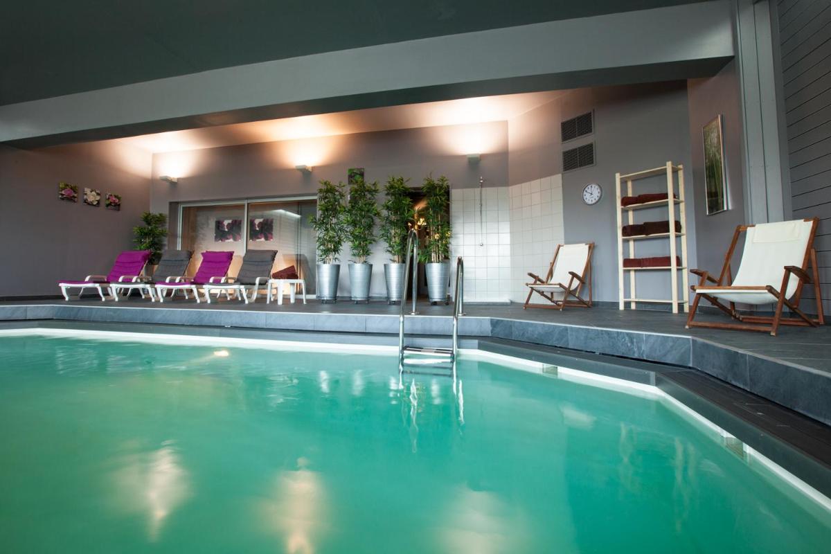 Piscine de l'établissement Hob Fort du Pré ou située à proximité