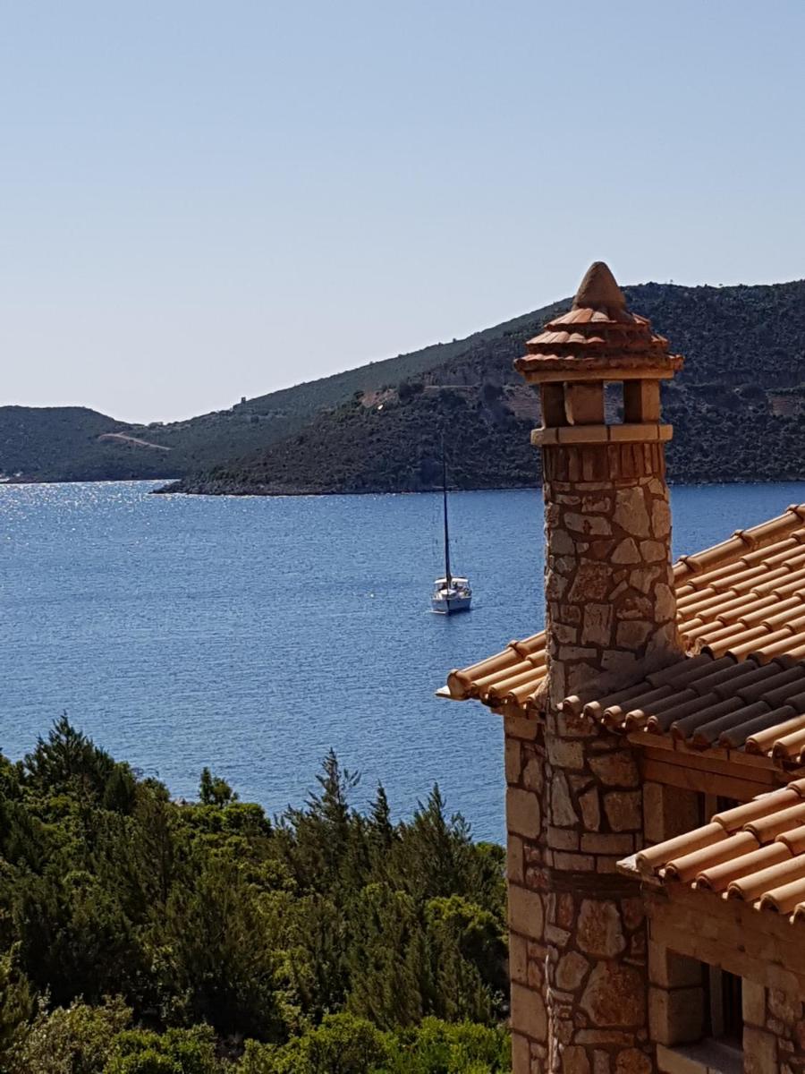Two-storey Mansion at the Sea - Housity
