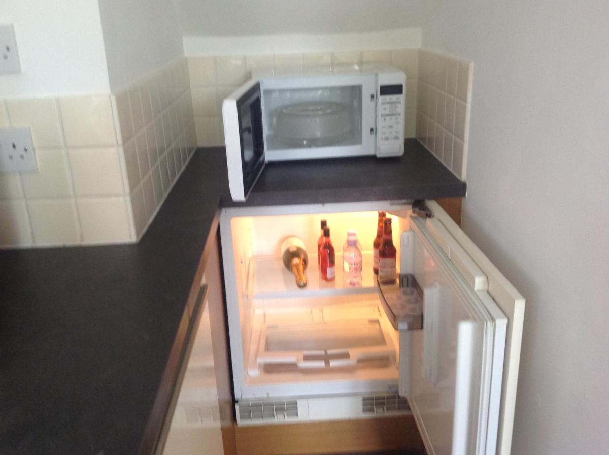 Oakleigh 1 bed ground floor garden view apartment FREE ONSITE PARKING - Housity
