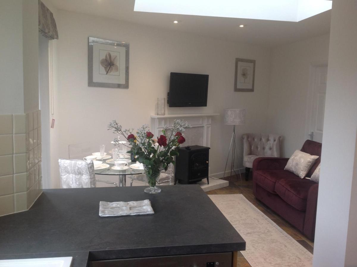 Oakleigh 1 bed ground floor garden view apartment FREE ONSITE PARKING - Housity