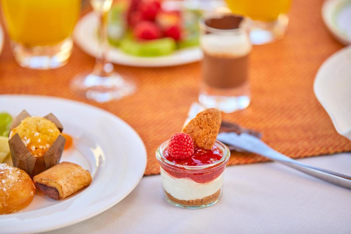Comida en o cerca de este hotel