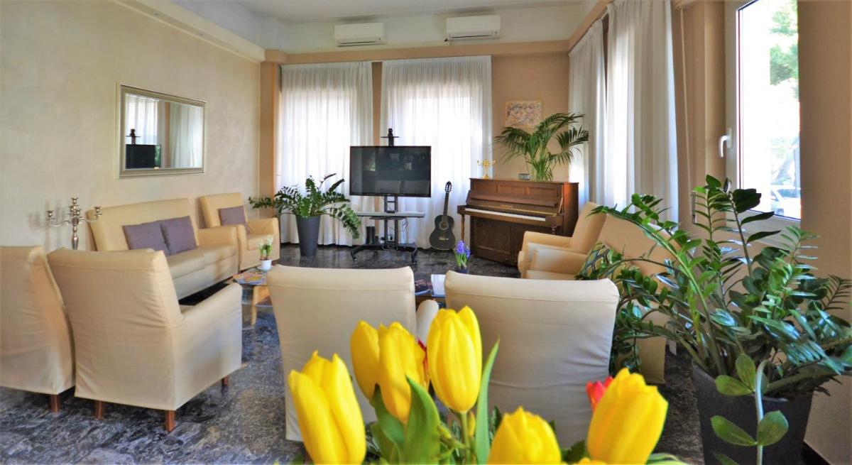 Gold Hotel - Housity