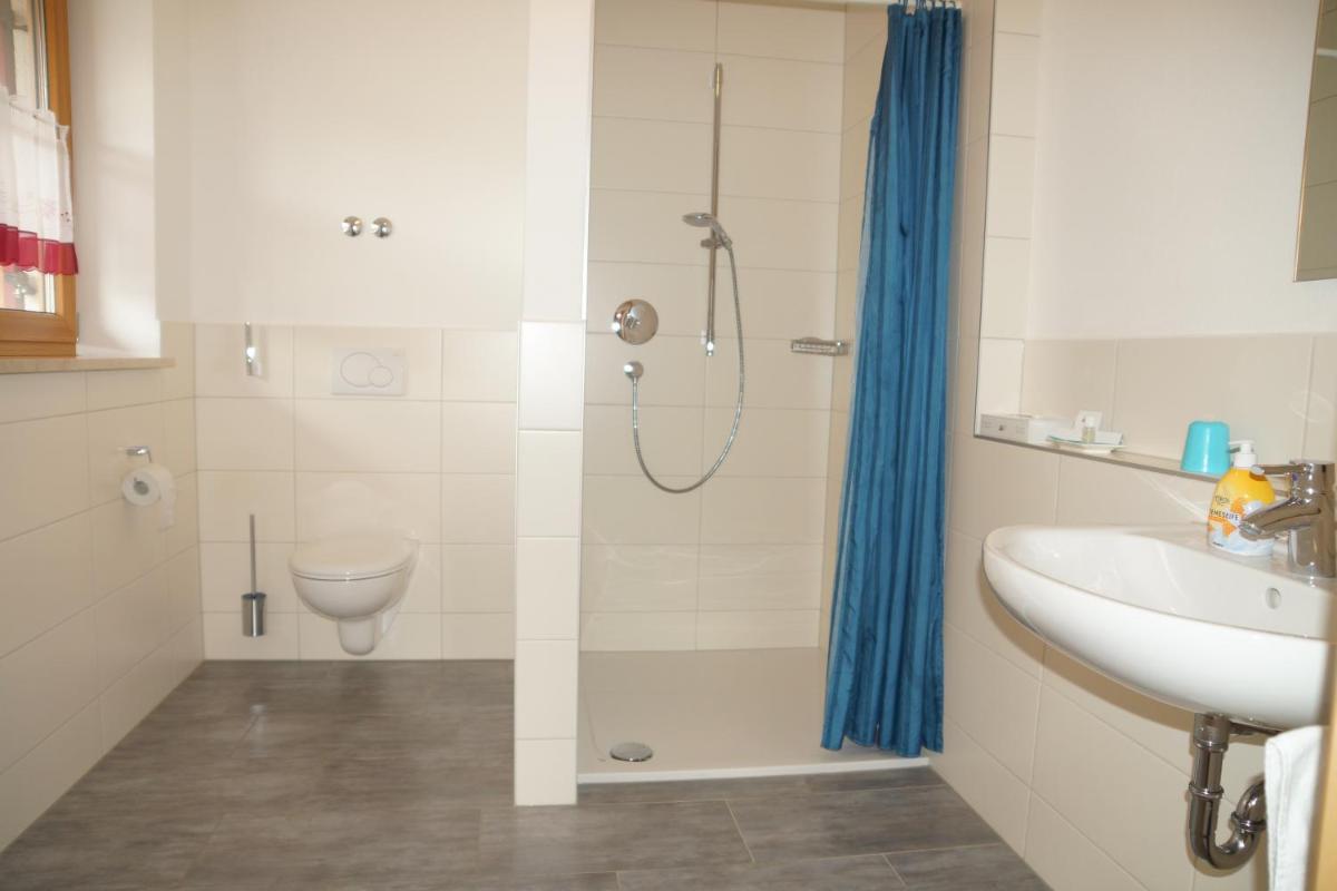 Ein Badezimmer in der Unterkunft Seehotel und Appartements Schnöller