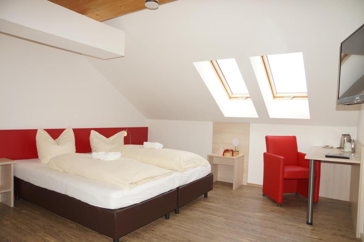Ein Bett oder Betten in einem Zimmer der Unterkunft Seehotel und Appartements Schnöller