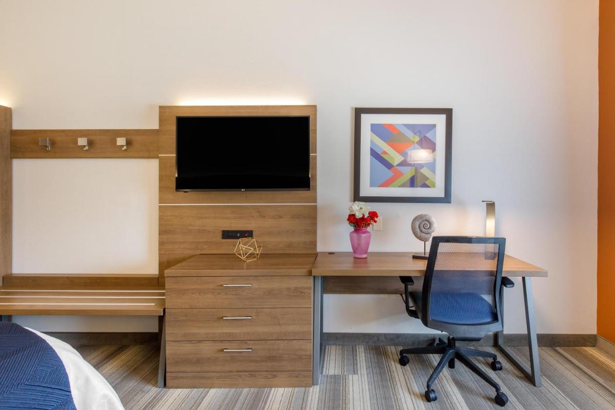 Holiday Inn Express Houston-Alvin by IHG - Housity