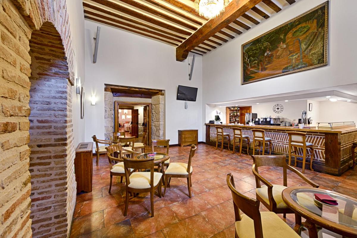 Un restaurante o sitio para comer en AZZ Peñafiel Las Claras Hotel & Spa